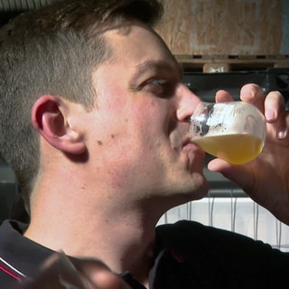 Bierfreund trinkt Bier