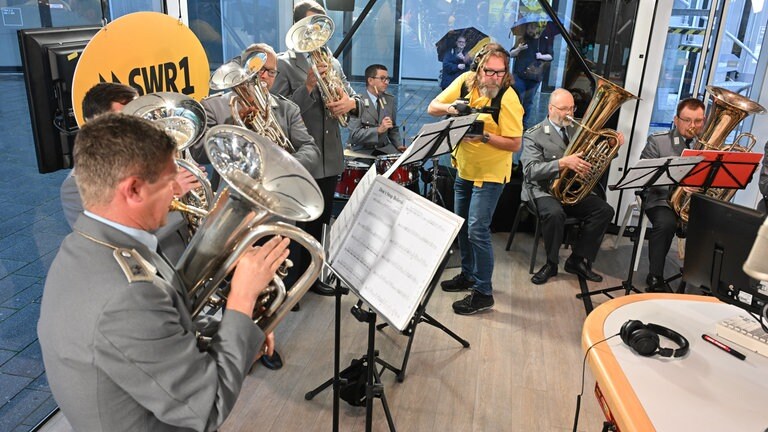 So voll war das Gläserne Studio selten. Zu Gast war das Heeresmusikkorps Koblenz. Zu hören gabs einen der großen Hits der Hitparade: "Don't Stop Believin'" von Journey.