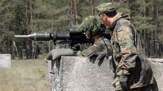 Bei der Bundeswehr kommt der neue Wehrdienst. Eine Wehrpflicht ist zumindest wieder möglich.