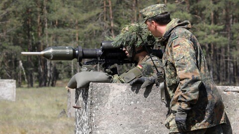 Bei der Bundeswehr kommt der neue Wehrdienst. Eine Wehrpflicht ist zumindest wieder möglich.