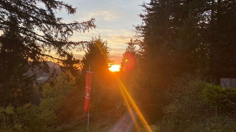 Hüttentour im Schwarzwald: Nach dem Wandern genießt die Gruppe den Sonnenuntergang