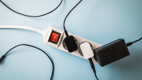 Merfachsteckdose mit Sicherheitsschalter | Bei Gewitter und Blitzen: So schützt ihr eure elektronischen Geräte