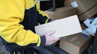 Die Wiesbadener Polizei hat eine Serie von Paketdiebstähle aufgeklärt. (Symbolbild)