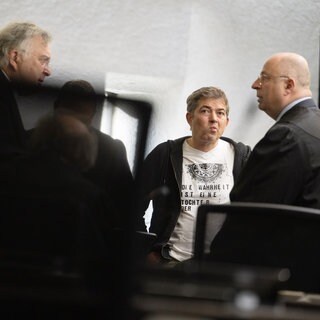 Michael Ballweg mit seinen Anwälten beim Verfahren am Landgericht Stuttgart Mitte März