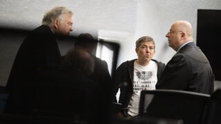 Michael Ballweg mit seinen Anwälten beim Verfahren am Landgericht Stuttgart Mitte März