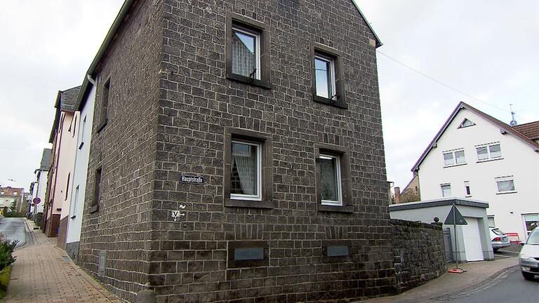 Haus aus dunklem Basaltgestein