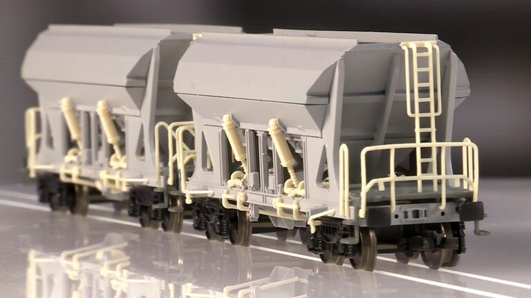 Diese Selbstentladewagen in TT sind eine komplette Neukonstruktion von Tillig, hier noch als Handmuster zu sehen. 