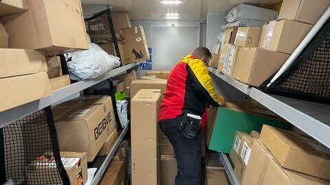 DHL-Paketbote David Kraina liefert Pakete in der Heilbronner Innenstadt aus. Vor Weihnachten ist der Stress besonders groß, es herrscht Hochbetrieb.