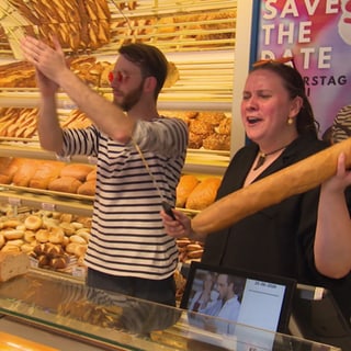 DJ Baguette tritt in einer Bäckerei in Neckarsulm auf