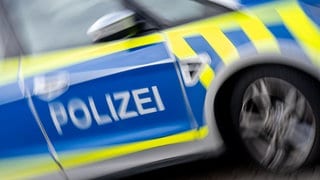 Ein Streifenwagen auf einer Straße: In Leutkirch wurde ein Kleinkind von einem Polizeiauto erfasst.