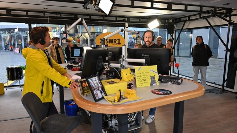 Schichtwechsel im Gläsernen Studio: Veit und Torsten gehen ab 10 Uhr an den Start. Beim großen Finale sind sie natürlich auch dabei. 
