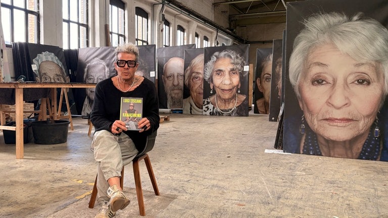 Fotograf Luigi Toscano mit seinem Buch Kanakenkind