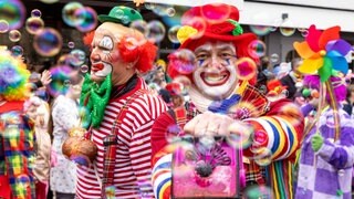 Bunte Clowns in Mainz. 