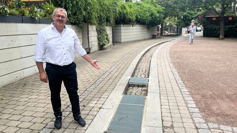 Durch diese Rinne in der Stuttgarter Nesenbachstraße soll der Nesenbach noch diesen Sommer fließen.