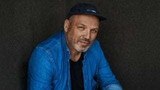 Mode- und Musikfotograf Axl Jansen blickt in die Kamera.