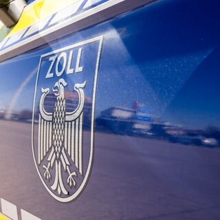 Das Bild zeigt die Aufschrift Zoll auf einem Einsatzfahrzeug.