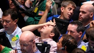 Verzweifelter Broker an der Börse: Die Bombe platzt am 15. September 2008, als die Großbank Lehman Brothers Konkurs anmeldet. Sie hat Schulden von 600 Milliarden US-Dollar. Eine Weltwirtschaftskrise folgt.