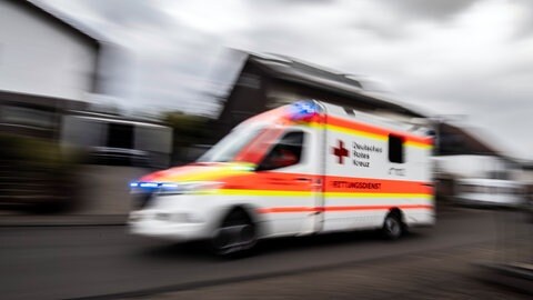 Ein Rettungswagen: Fahrer für beeinträchtigte Kinder in Nieder-Olm geschlagen