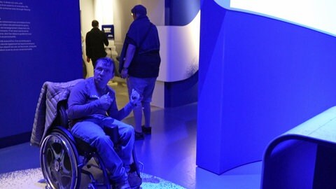 Viele Bereiche der Marc-Aurel-Ausstellung sind bewusst dunkel gestaltet. Das erschwert die Orientierung für Menschen mit Sehbehinderung oder eingeschränkter Wahrnehmung.