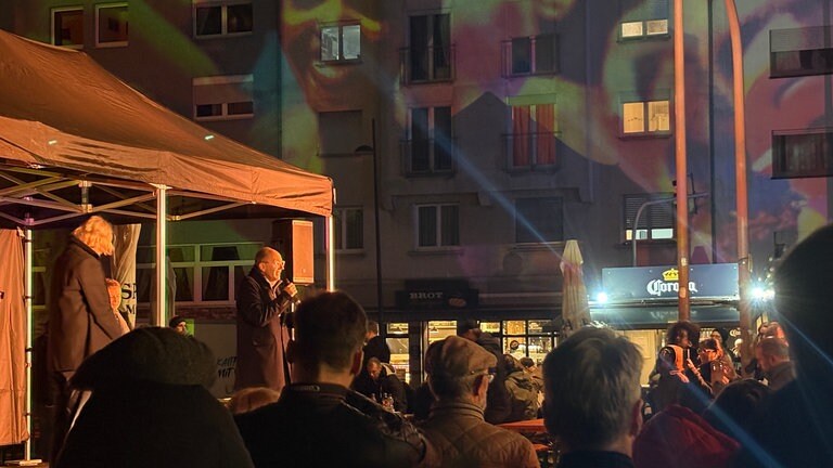 Mannheims Oberbürgermeister Christian Specht eröffnet daas Kulturfestival "Nachtwandel" 2025 im Stadtteil Jungbusch