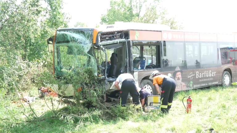 Ein Bus ist bei Schlierbach nach einem Frontalcrash mit einem Auto in die Böschung gefahren. Es gab einen Toten und 13 Verletzte.