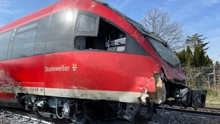 Der Zug am Tag nach dem Unfall am Bahnübergang in Insheim -  er muss abgeschleppt werden