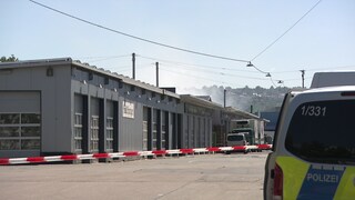 Immer wieder Rauch über dem Großmarkt in Stuttgart-Wangen: Nach dem  Großbrand am Wochenende hieß es am Montag zunächst "Feuer aus". Allerdings gab es dann erneut Rauchentwicklung in noch nicht zugänglichen Teilen der zerstörten Hallen. 
