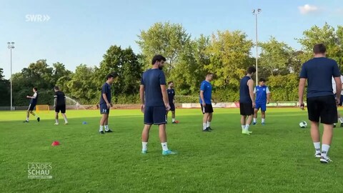 Fußballspieler auf dem Rasen