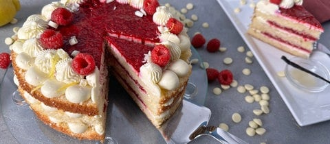 Zitronenkuchen mit Frischkäse-Schokoladen-Creme und Himbeerkompott