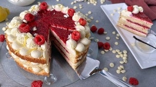 Zitronenkuchen mit Frischkäse-Schokoladen-Creme und Himbeerkompott