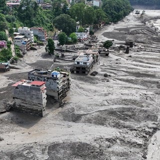Beschädigte Gebäude und Infrastruktur entlang des angeschwollenen Trishuli-Flusses nach einer massiven Sturzflut.