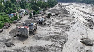 Beschädigte Gebäude und Infrastruktur entlang des angeschwollenen Trishuli-Flusses nach einer massiven Sturzflut.