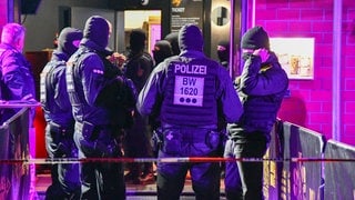 Maskierte Polizisten vor dem Nachtclub. Im Karlsruher Nachtclub "Agostea" fand am Samstagabend eine Drogenrazzia statt.