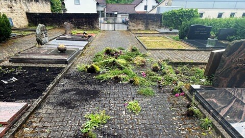 Auf dem Friedhof in Wolfstein im Kreis Kusel sind zehn Gräber zerstört worden.