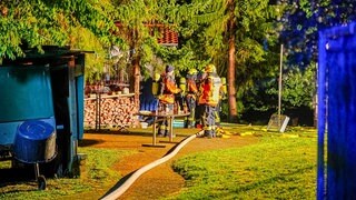 Feuerwehr-Einsatzkräfte an einem brennenden Gartenhaus in Wernau (Kreis Esslingen).