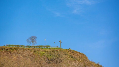Erpeler Ley: Der erhöhte Aussichtspunkt am Mittelrhein bietet einen weiten Blick über Rhein und Tal mit wenig direktem Stadtlicht - ideal zur Beobachtung der Perseiden.