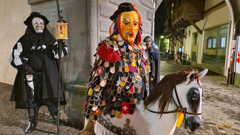 Die Blätzlebuebe und andere Närrinnen und Narren wecken Konstanz am Schmotzigen Dunschtig.