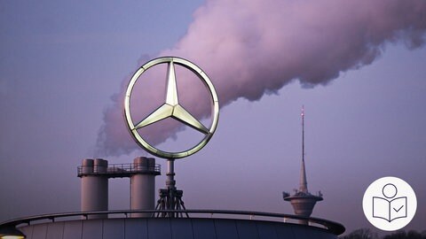 Der Mercedes Stern auf einem Fabrik·gebäude. Rechts das SWR Logo für Leichte Sprache.