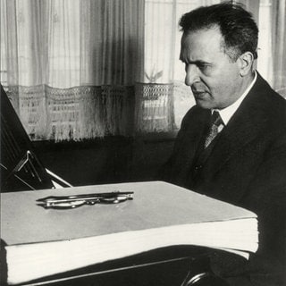 Bruno Walter, Porträtaufnahme am Klavier um 1930.
