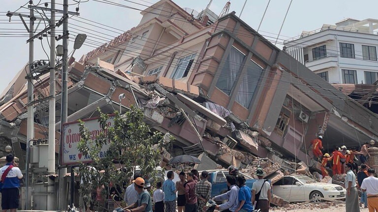 Fotos von den Zerstörungen des Erdbebens in Myanmar, die Oliver Esser an Fröhles weitergeleitet hat.
