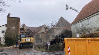 Bei Igersheim brannte eine Scheune nahe eines Urlaub-Reiterhofs nieder. Das Feuer brach am Freitagmorgen aus.