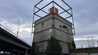 Der Würfelbunker in Ludwigshafen mit dem Stadtwappen. Der Bunker muss für die geplante Helmut-Kohl-Allee abgerissen werden.