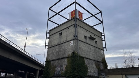 Der Würfelbunker in Ludwigshafen mit dem Stadtwappen. Der Bunker muss für die geplante Helmut-Kohl-Allee abgerissen werden.