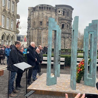 In Trier ist am vierten Jahrestag der Amokfahrt die zentrale Gedenkstätte an der Porta Nigra eröffnet worden. Bei der Amokfahrt durch die Innenstadt tötete der Täter sechs Menschen. Viele wurden verletzt.