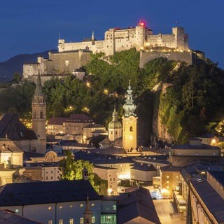  Beleuchtete Salzburger Altstadt und Festung Hohensalzburg bei Nacht