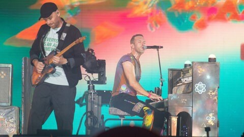 Insgesamt neun Alben haben Chris Martin und Coldplay inzwischen veröffentlicht. Mit über 13 Millionen verkauften Einheiten ist "A Rush Of Blood To The Head" bis heute ihre erfolgreichste Platte.