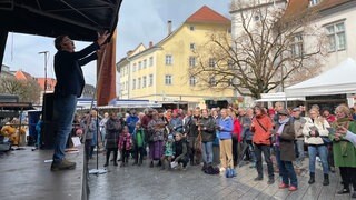 Tage der Chor- und Orchestermusik: Offenes Singen auf dem Marienplatz in Ravensburg.