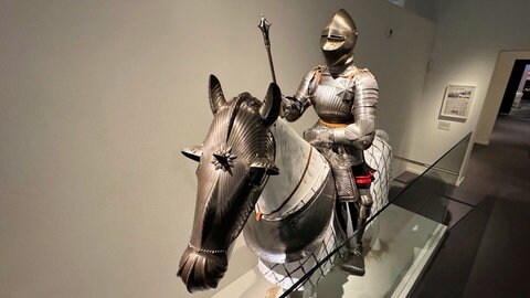 Eine Ritterrüstung aus der Zeit des Bauernkrieges wird in der Ausstellung gezeigt.