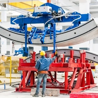 Tübbingfabrik Hinterrigger: Die Tübbinge für den Brenner-Basistunnel werden nach der Fertigstellung per Bahn an die Baustelle gebracht – laut dem Unternehmen entlastet das den Straßenverkehr und ist umweltfreundlicher als der Transport per LKW.