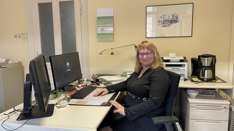 Die 54-jährige Auszubildende an ihrem Schreibtisch. Sie macht derzeit Station beim Baumamt der Stadt Bad Kreuznach.  